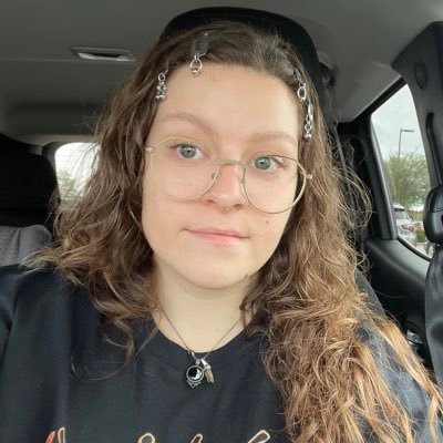 deadview's profile picture. a bit fat but otherwise lovely and very talented