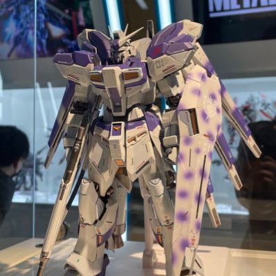 ガンプラ歴は長いですが今まで素組でした。クラフタさん、オンドレヤスさんに影響を受けて筋彫り、塗装を始めたいと思いました！作品が完成したら見ていただきたいです。よろしくお願いします！建築学生になります。