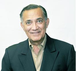 Analista de Fuego Cruzado, programa que se transmite de lunes a viernes por @radioisla1320