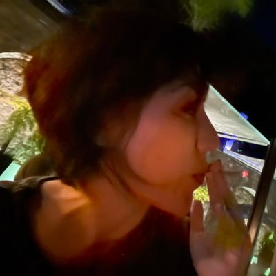 ...ni tan linda como la foto de perfil y ni tan fea como la foto de carnet....