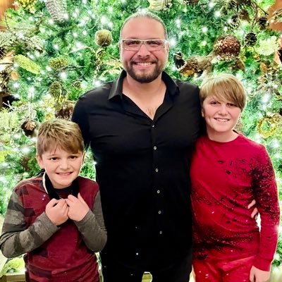 This Twitter account run by @ianutile where he posts mostly about his 2 sons @malakyeutile and @kentonutile. We also post videos https://t.co/0NNtkSkDdT