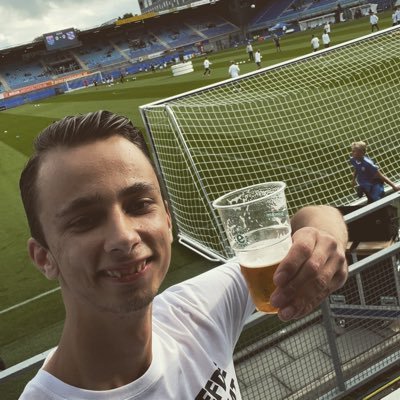 youtuber , voetballer en jeugdtrainer