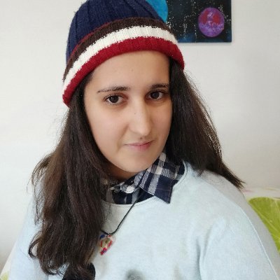 Psico de profesión, escritora de vocación y cantante por pasión. No sabría hablar sin frases de los Simpson y Aquí no hay quien viva.