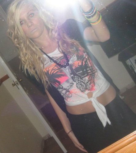 EmmmsRo's profile picture. 16 year old girl living in England/ I love music, without it the world would be so different.