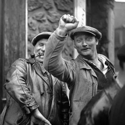 Profession : ouvrier spécialisé.
Prolétaires de tous les pays, unissez-vous ! ✊🚩