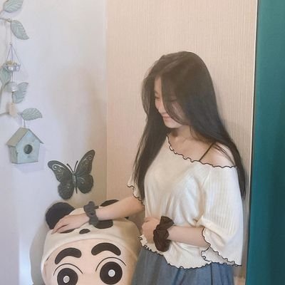 〔♡〕 Yeh Shuhua (葉舒華) is the name, known as (𝑮)𝑰-𝑫𝑳𝑬’𝒔 visual 4D maknae. The girl who 𝒉𝒂𝒕𝒆𝒔 strawberries and 𝒍𝒊𝒌𝒆𝒔 chocolate so much.