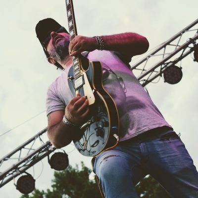 Ex guitarrista de No Tan Distintos, actual guitarrista y cantante de Pieses Rock