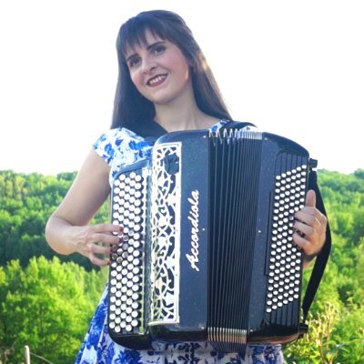 lmjmofficiel's profile picture. Marion LMJM: Chanteuse Accordéoniste Auteur Compositeur Française. Musiques Russes
Марион LMJM: француженка певица баянистка автор песен. Русская музыка