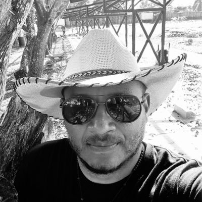 arquitecto actual co_fundador oficina suramericana de arquitectura graduado de la UCP. colombia