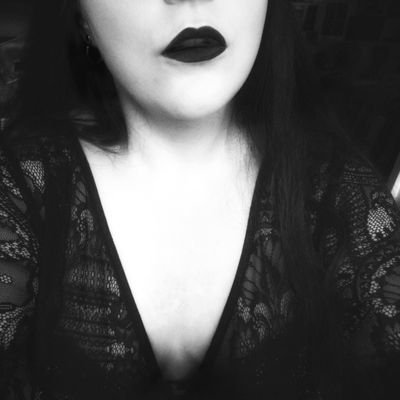 An Artistic Gothic Domme with a dark, deep soul.