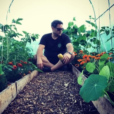 Gardener • No dig allotment custodian • Occasional cook & baker • Slow running • Fast music 💚 greenmanpat_ on Instagram 🧄🥬🧅🥦🌽🍅