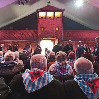 Stowarzyszenia Auschwitz Memento - lokalna inicjatywa wzmacniająca pamięć o dwóch totalitaryzmach - niemieckim nazizmie i sowieckim komunizmie.