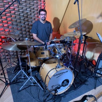 Sou músico baterista, professor de música.