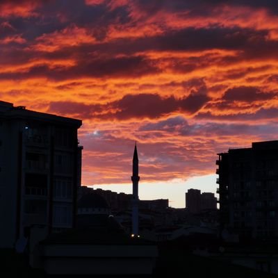 Dost olun, hatırlanacak ve hatırlandığınızda insanların yüzlerinde tebessüm bıraktırabilecek kadar da iyi insan olun.Bu dünya kimseye kalmayacak