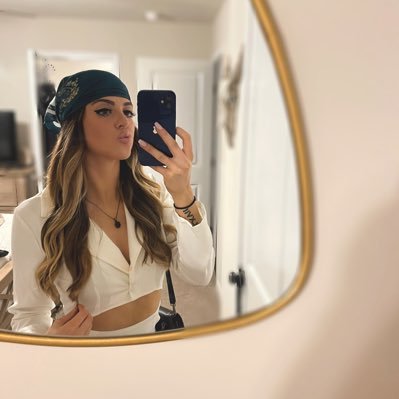 katieelmoree's profile picture. 