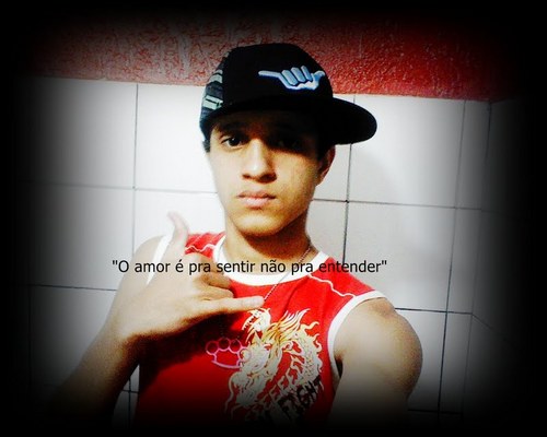 A fé é meu combustivel, não me deixa sucumbir
 Fée em Deus !