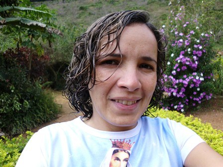 Sou dona de casa cuido com carinho e amor de meu marido minha casa. Sou muito feliz.