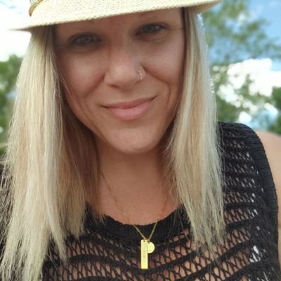 I'm seeking for an honest and straightforward man to date, share thoughts and have a deep conversation