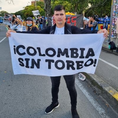 Periodista, defensor de la naturaleza y los animales.
❤🐾🌳
@johanpenafield en Instagram