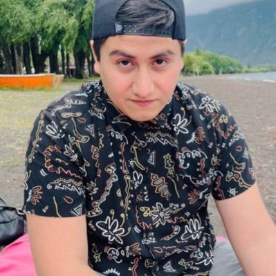 dieguin_bombin's profile picture. Mas sureño que santiaguino. 
Dicen que estudie en la Universidad... no se nota.