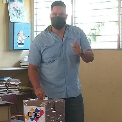 Politico con conviccion, esposo, padre, amigo, hijo...
Beisbol de corazon...
Lcdo. Contaduria Publica LUZ 
Hijo de los mejores medicos del mundo..