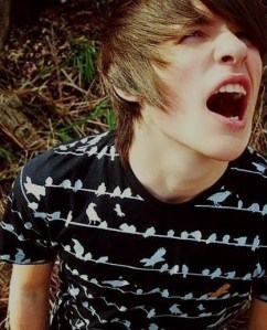 Skate, surf, cantor e compositor. guitarrista !