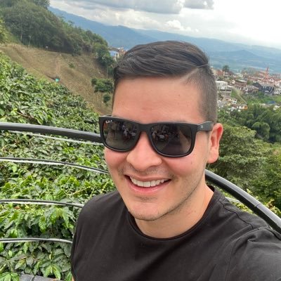 Emprendedor de tiempo completo, disfruta la vida y viaja cada vez que puedas con booktofly.