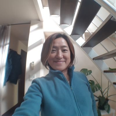 趣味はサーフィン。グーフィーフッター。動物愛護センターで出会ったレトリーバーミックスのディンゴと一緒に暮らしています。