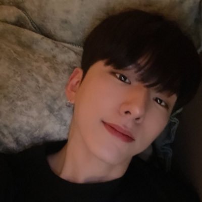 안녕하세요 입덕부정기 겸 구독계입니다