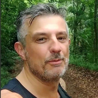 Cicloturista, jornalista, escritor, professor. Essas coisas da vida comum e adiante.