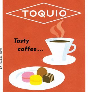 TOQUIO Coffee&Dessertsは南青山でいろいろな飲み物とお菓子を気軽に楽しめるお店です。骨董通りと六本木通りの間。六本木通りからはコイン駐車場越しにお店が見えます。最寄り駅は表参道駅。