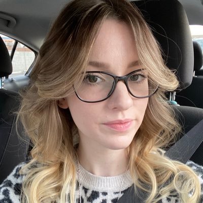 LorebellaBonita's profile picture. books and coffee ❤️