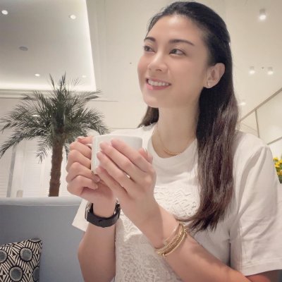 我们的人生,于我们而言是漫长的,而于浩瀚的宇宙而言,我们不过是沧海一粟,这样漫长的人生在宇宙眼中不过弹指一挥间。而在这个世界上,其实无论是谁,我们的人生都充满了诸多的遗憾,但我们始终都要向前。