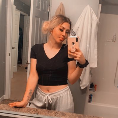 taylor_harshman's profile picture. I collect pigs. I have over 4,000 pigs