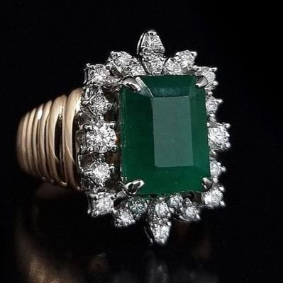 SouadBenchekro1's profile picture. 