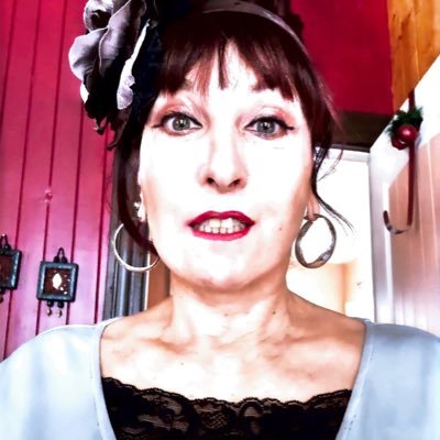 Enseignement du français dans différents pays.
Ex. TVCL ( cause toujours) Monique de Blois
Ex. Radio Vancouver (Pets My Pet Live me)