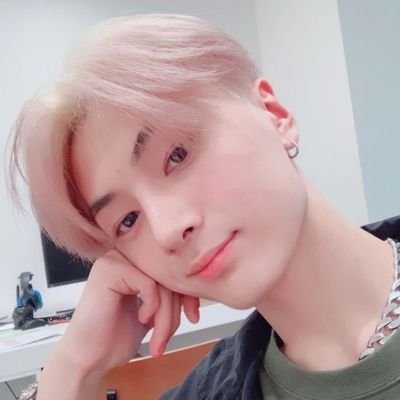 injangofjungwon's profile picture. Eye knee