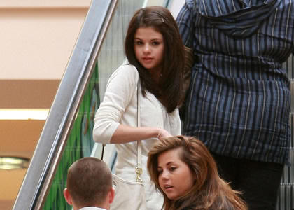 I will give Selena facts if U follow, me.. Just mention me! And request what you want! :D