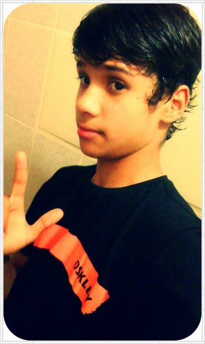 13 anos,começando agora no Twitter,gosto de todas redes sociais e por dentro de quase tudo,amo Futbool e Free step paixão na alma (L'''