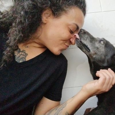 eu curo quase tudo com própolis e/ou 12h de sono e não gosto de letras maiúsculas. pergunto aleatoriedades e peço axuda para os xóvens pq sou uma tia mudérnosa.
