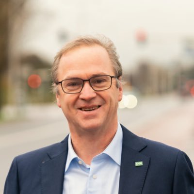Fractievoorzitter D66 Gouda. Manager Zwerfkei Woerden, Woont in Gouda met vrouw en drie kinderen. Sociaal-Liberaal en republikein.