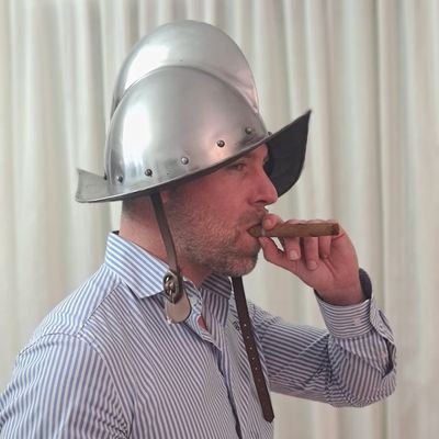 Español de nacimiento, de educación, de cuerpo, de espíritu, de lengua y hasta de profesión y oficio; español sobre todo y ante todo