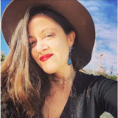 LadyMadrid05's profile picture. El arte en todas sus formas.
Todo está en la poesía.