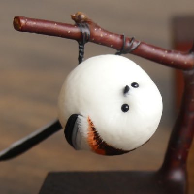可愛いシマエナガ達の日々の様子や制作のことを投稿。たまに作品を販売しています。部屋の中で野鳥観察が出来ますよ♫ 次の販売は11月9日(日)の20時を予定しております✨ギャラリーへは⏩https://t.co/vJ9du1MSty 情報はこちらと Instagramで配信中です。