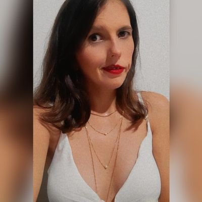 Isamara, 28 anos, sagitariana. Apaixonada por livros, filmes, séries, viagens, comida e boa música.
