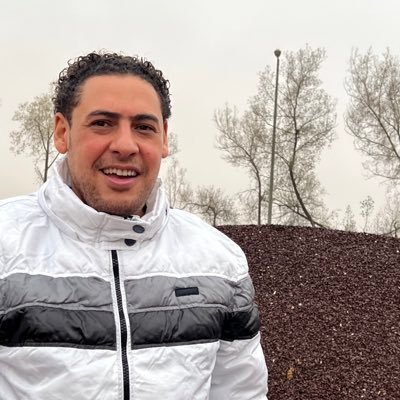 لاتبحث في المدى عن مدى بعينيك تشرق الشمس وتغيب فلا أحد سيمنحك غير اسمك فهل ادركت مرد القول والمعنى؟؟