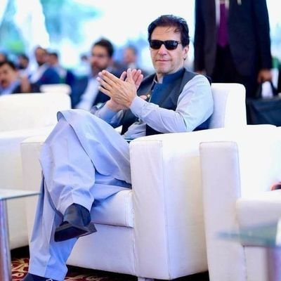 ہمیں اُن پر اعتبار ہے
وہ پیسوں سے بکنے والوں میں سے نہیں ♥️🥰