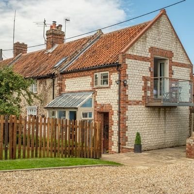 A chalk and flint cottage located in the beautiful village of Thornham. The ideal base to explore the stunning north Norfolk coast. Follow link in pinned tweet