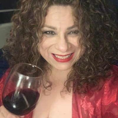 Vanidosa, egocéntrica, complejo de modelo y escritora. Apasionada de la vida. Lo que posteo es por cuenta personal.