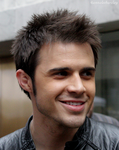 hi my name is kristen am a big fan of kris allen .... love life .. & i`m in love with @Maya_KRADAM 3333 :** xoxo